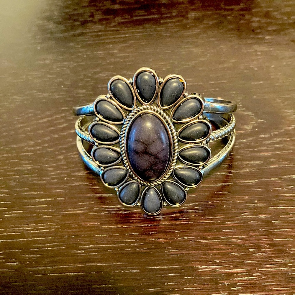 Open adjustable bracelet